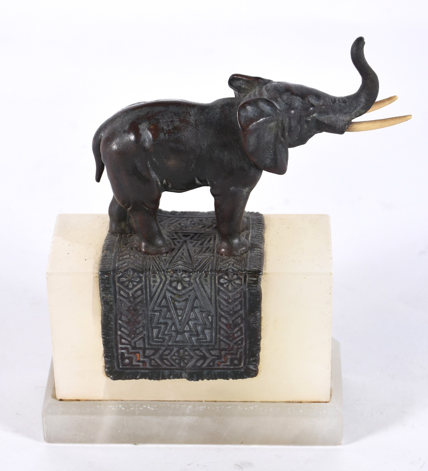Escultura representando elefante de bronze com base alta de ônix. - foto 4 de 5