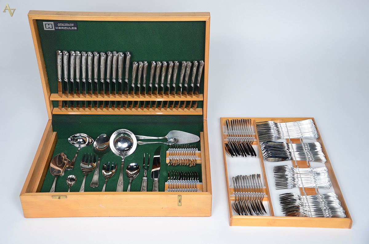 Faqueiro de inox, no estojo, sendo: 12 garfos, 12 facas e 12 colheres... - foto 1 de 2