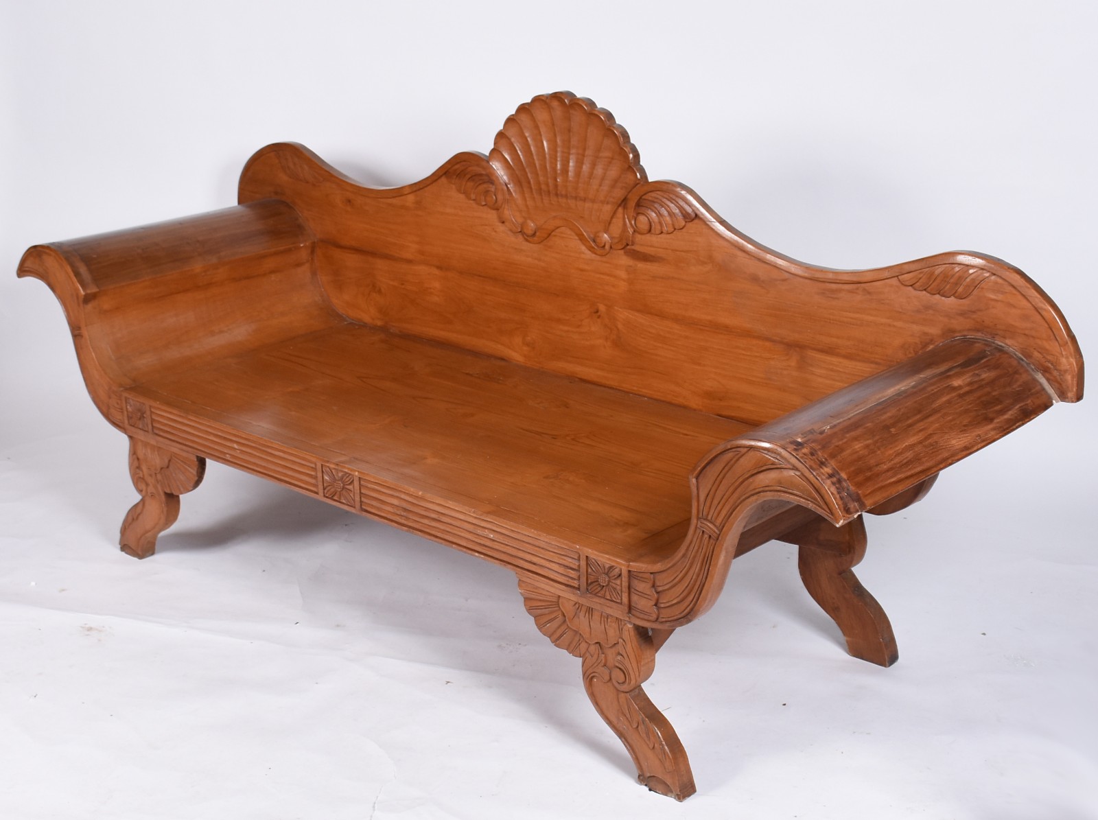 Canapé de madeira nobre estilo Regency, encosto encimado por concha... - foto 1 de 8