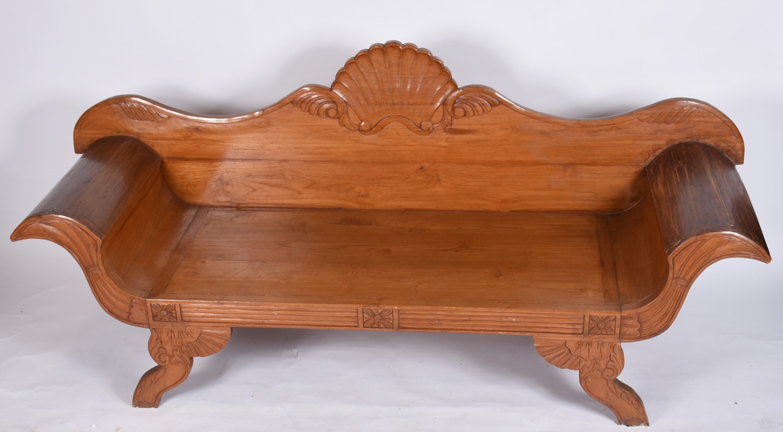 Canapé de madeira nobre estilo Regency, encosto encimado por concha... - foto 2 de 8