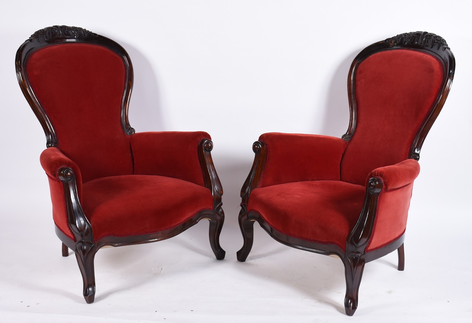 Par de poltronas de madeira nobre estilo vitoriano, forração de... - foto 1 de 7