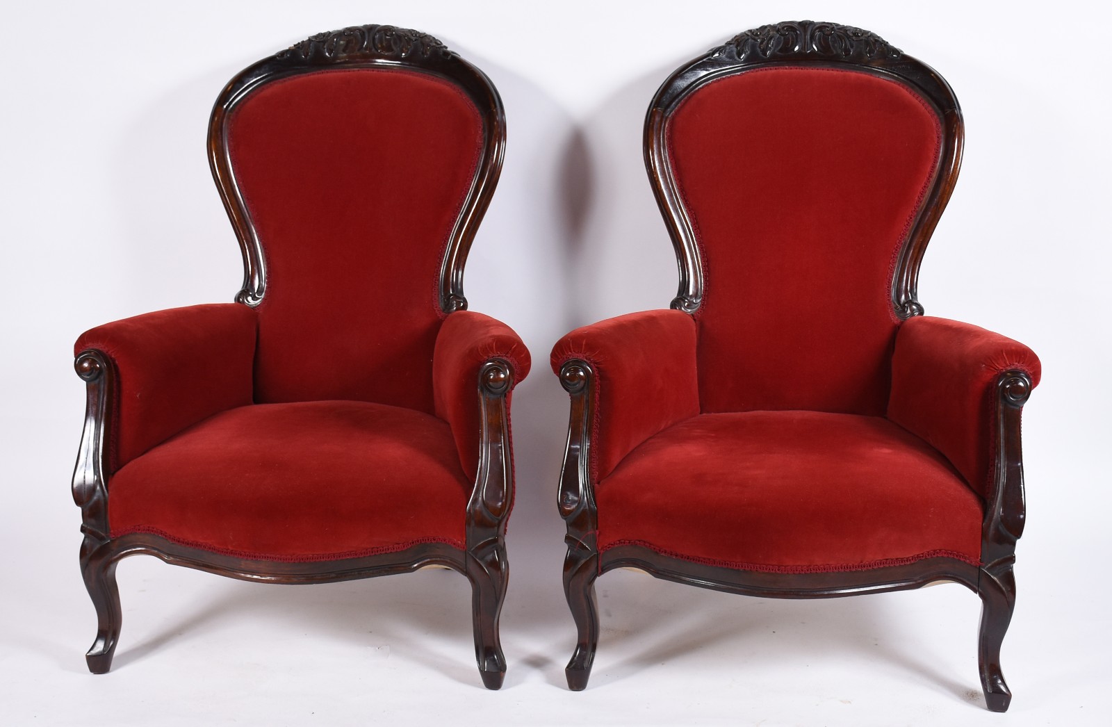 Par de poltronas de madeira nobre estilo vitoriano, forração de... - foto 2 de 7