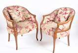 Par de cadeiras de madeira nobre, encostos arre... - Par de cadeiras de madeira nobre, encostos arredondados, estofadas e forradas com tecido floral (uma delas com mola com defeito).