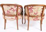 Par de cadeiras de madeira nobre, encostos arre... - Par de cadeiras de madeira nobre, encostos arredondados, estofadas e forradas com tecido floral (uma delas com mola com defeito).