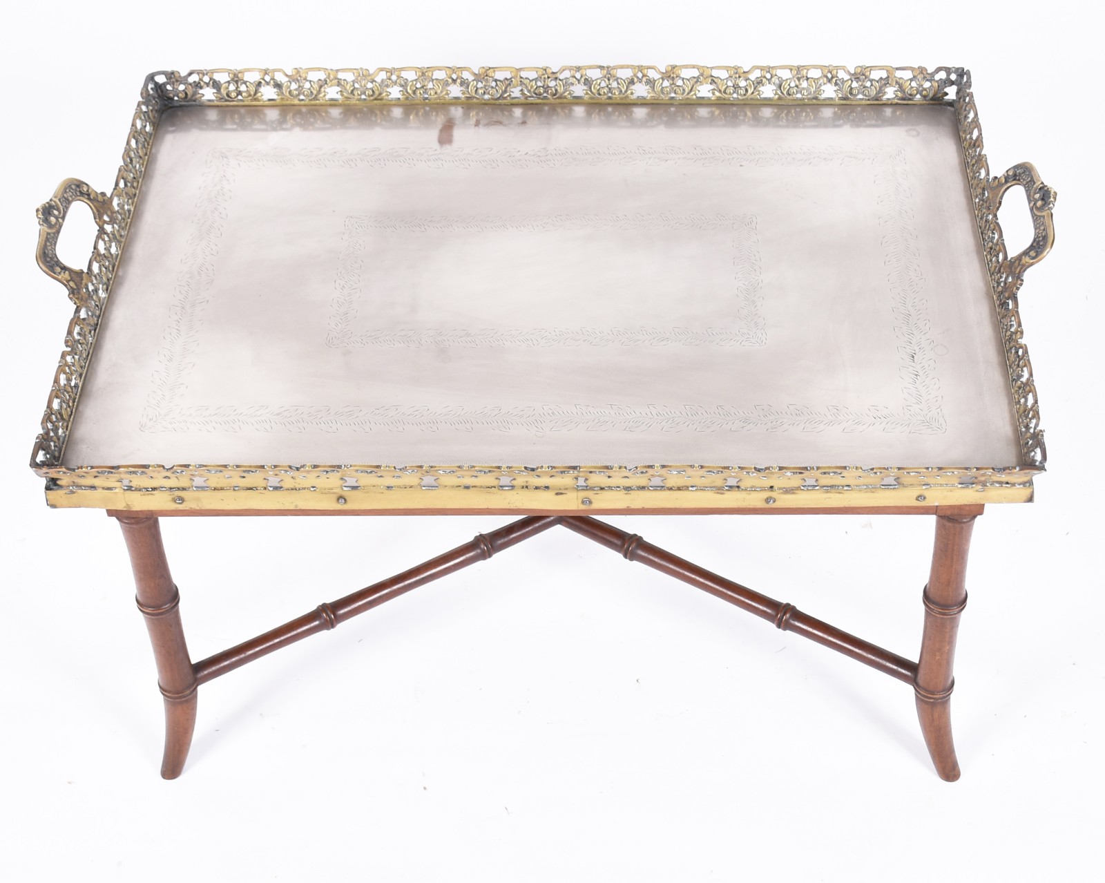 Mesa auxiliar com base de madeira e tampo com bandeja de metal... - foto 3 de 6