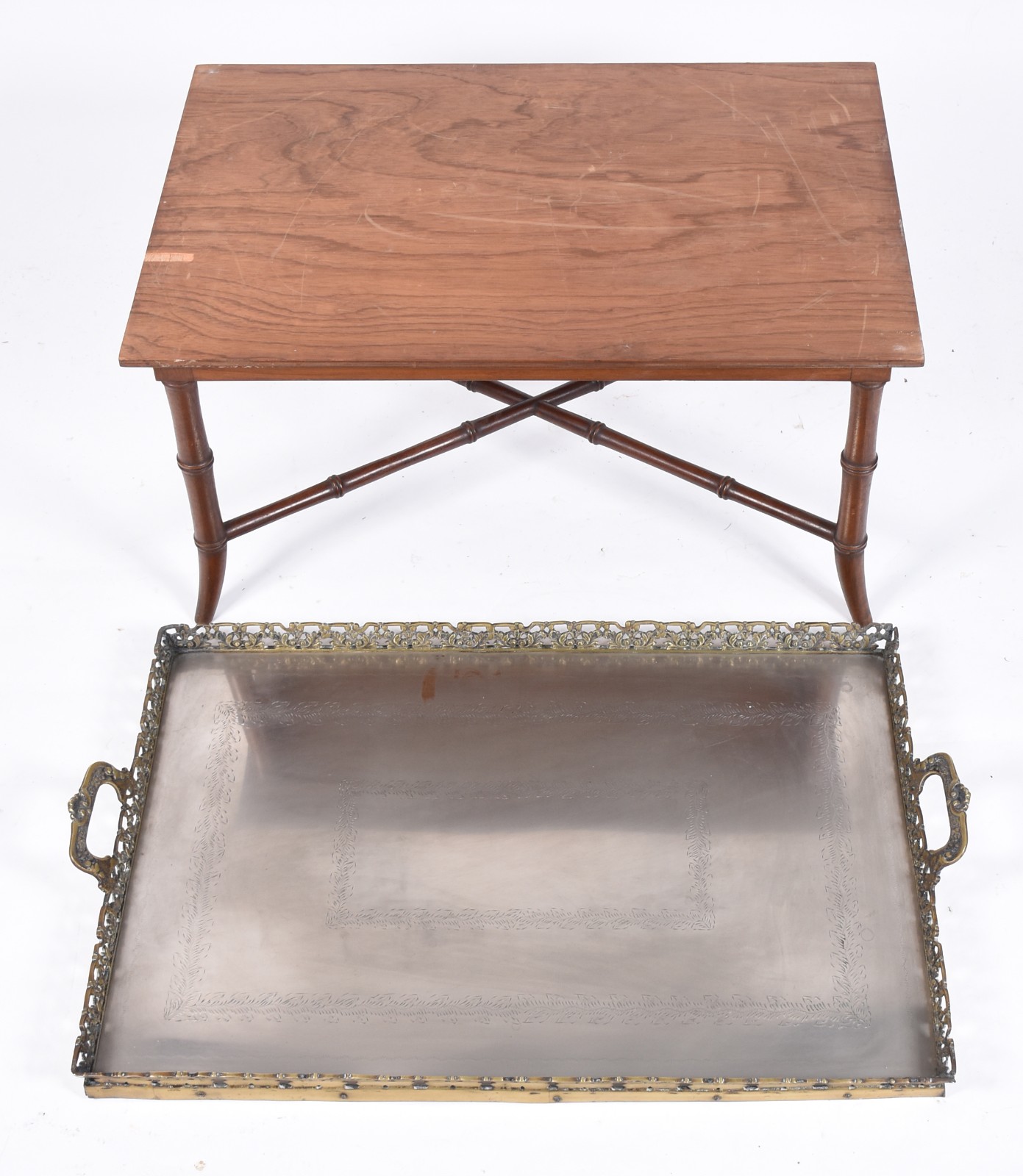 Mesa auxiliar com base de madeira e tampo com bandeja de metal... - foto 4 de 6