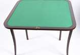 Mesa de jogo de madeira nobre, saia canelada, t... - Mesa de jogo de madeira nobre, saia canelada, tampo dobrável com parte interna forrada de feltro verde, pernas longas ligeiramente curvas (pés c...