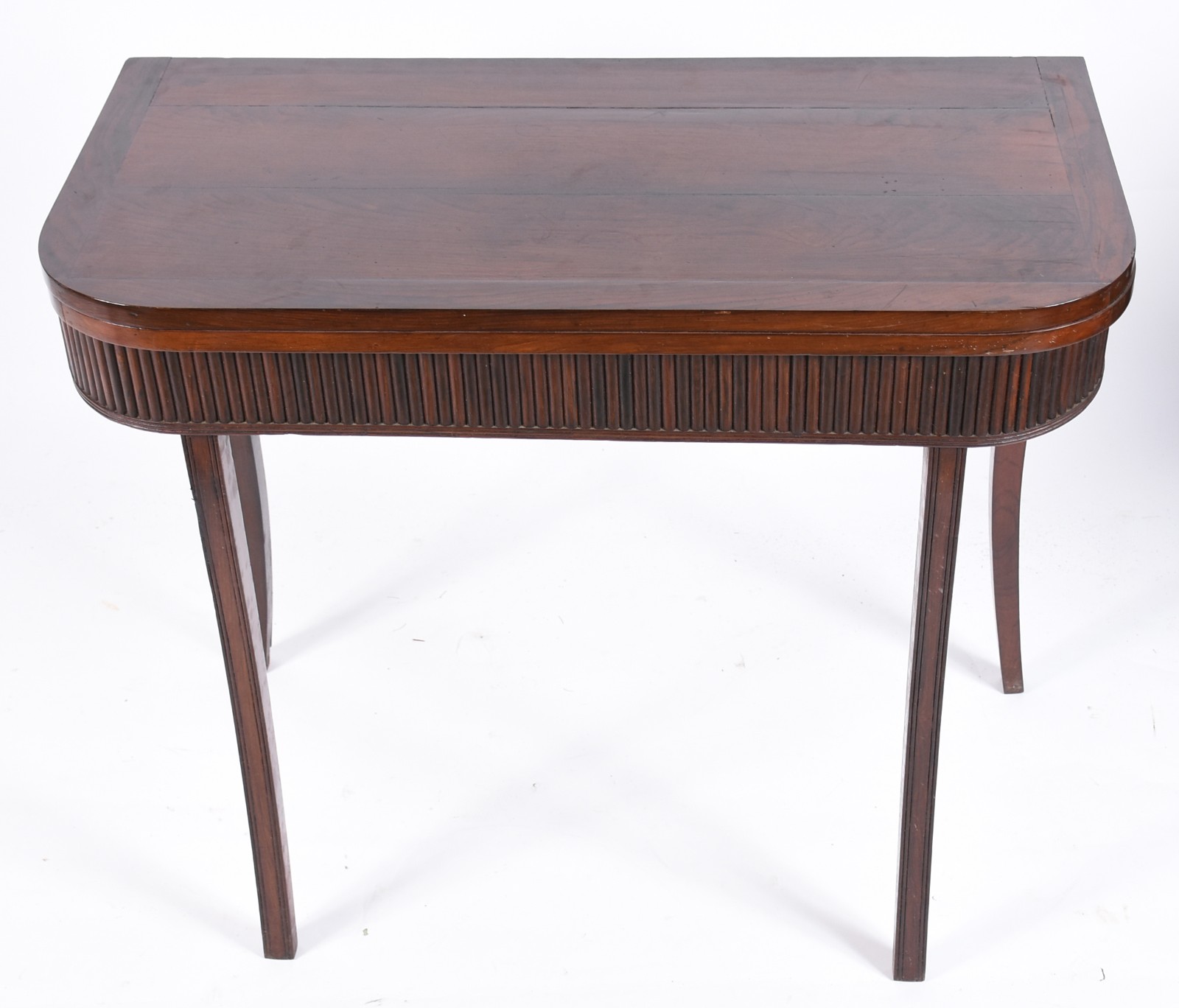 Mesa de jogo de madeira nobre, saia canelada, tampo dobrável com... - foto 4 de 7