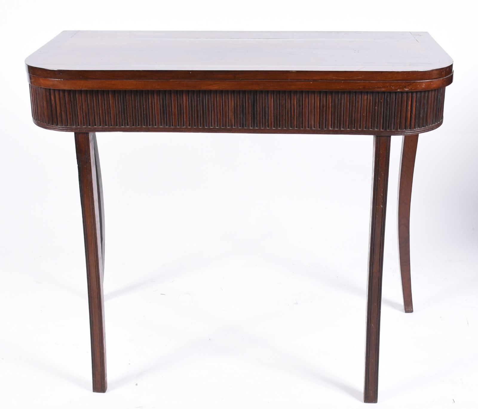 Mesa de jogo de madeira nobre, saia canelada, tampo dobrável com... - foto 5 de 7