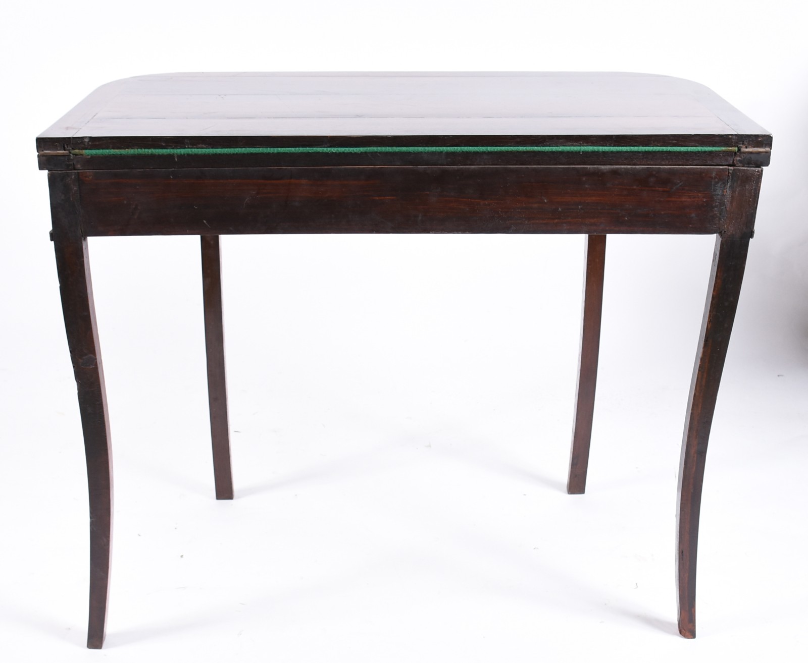 Mesa de jogo de madeira nobre, saia canelada, tampo dobrável com... - foto 6 de 7