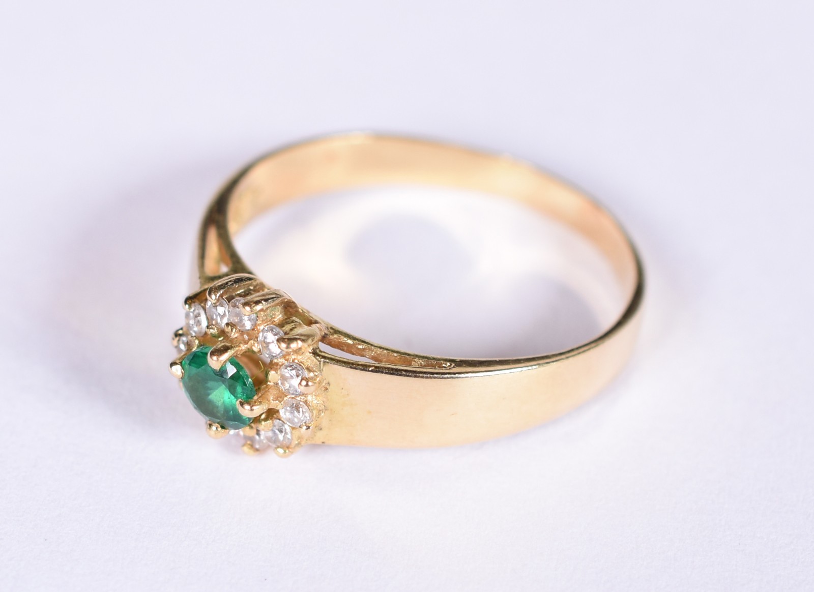 Anel de ouro 18k, contraste 750 com pedra verde e safiras brancas... - foto 2 de 4