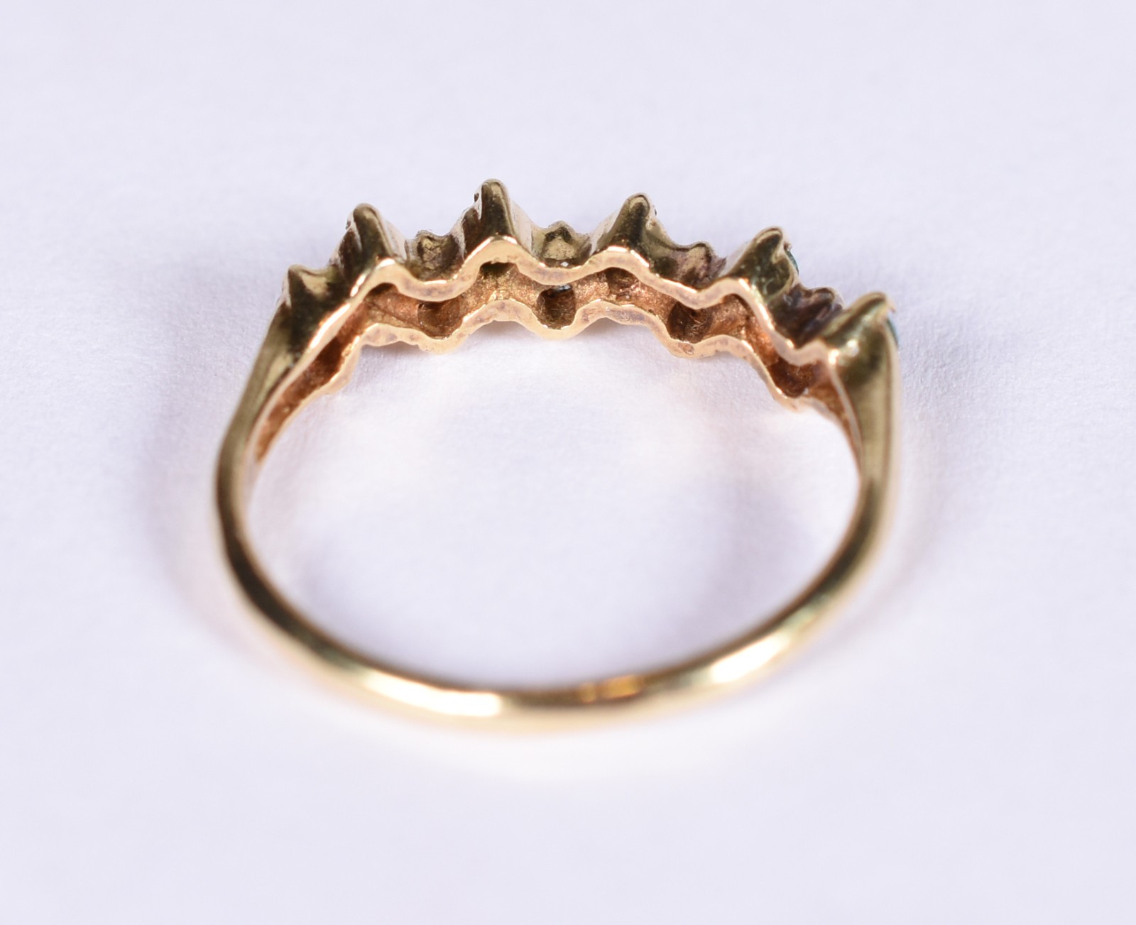 Anel de ouro 18 k contraste 750 com 5 brilhantes e 5 esmeraldas, aro... - foto 4 de 5