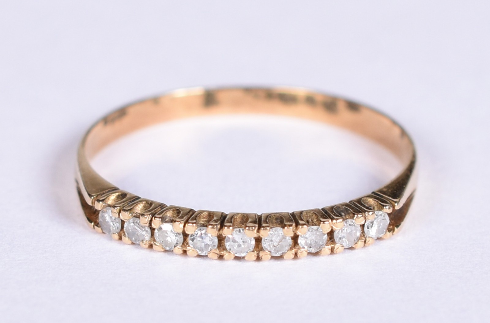 Meia aliança de ouro 18k, contraste 750 com 9 brilhantes, aro 17 (Por... - foto 1 de 4