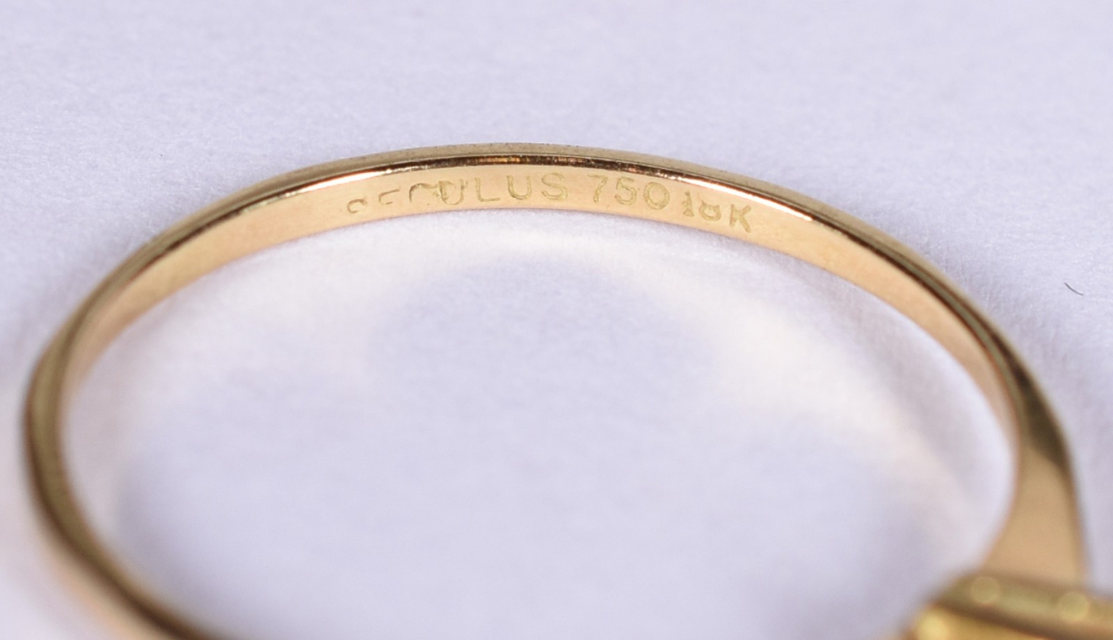 Solitário de ouro 18k, contraste 750 com um brilhante de 0,20 ct, aro... - foto 4 de 4