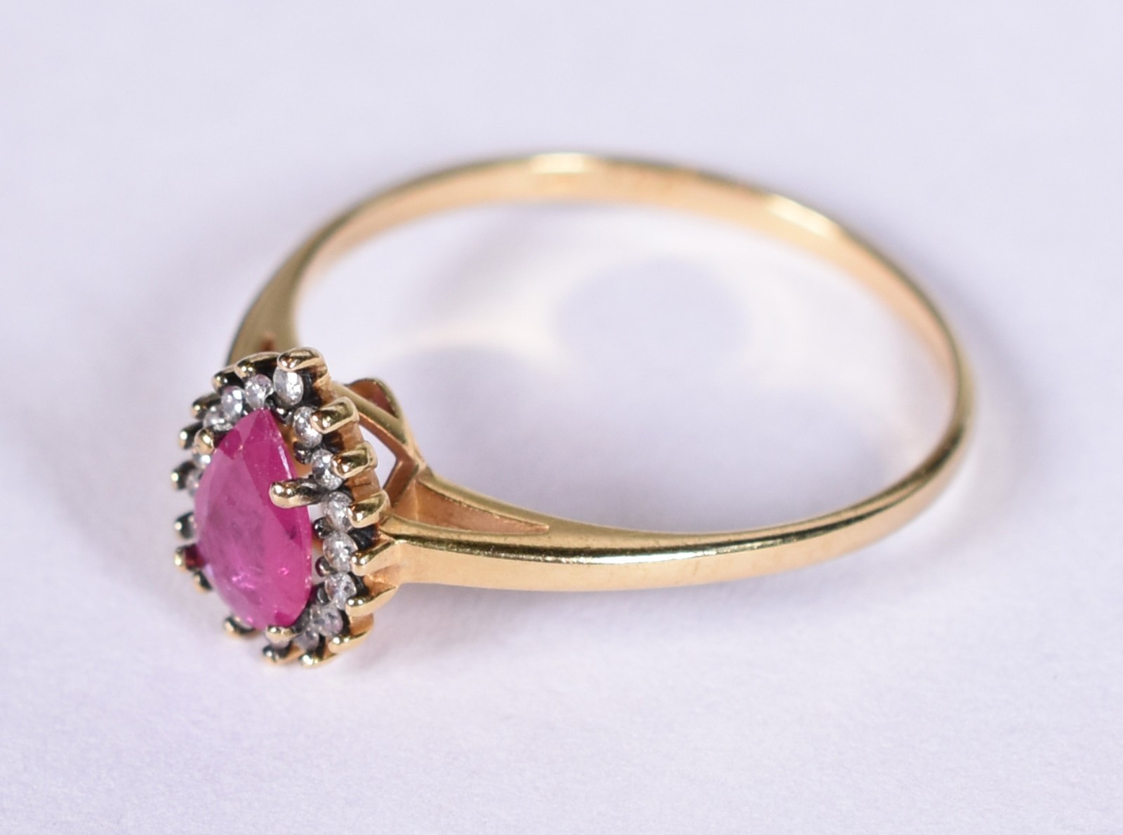 Anel de ouro 18k contraste 750 feitio gota cravejado com brilhantes e... - foto 2 de 4