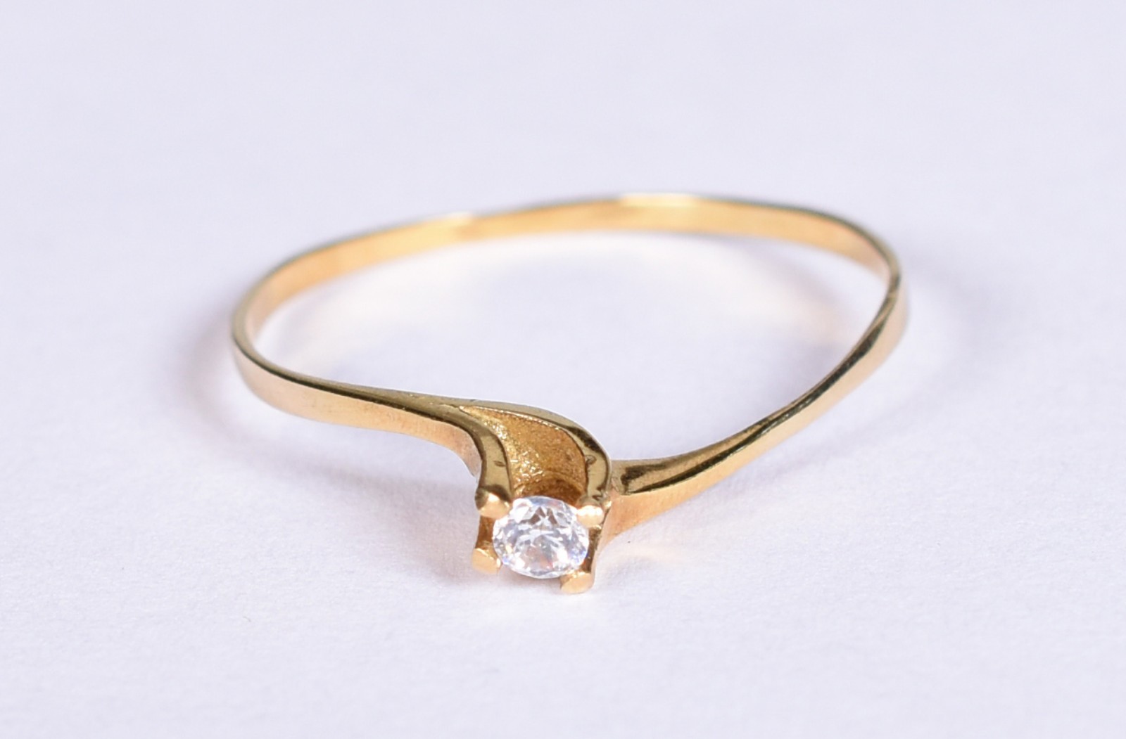 Solitário de ouro 18k contraste 750 e safira branca, aro 11 (Por... - foto 1 de 5