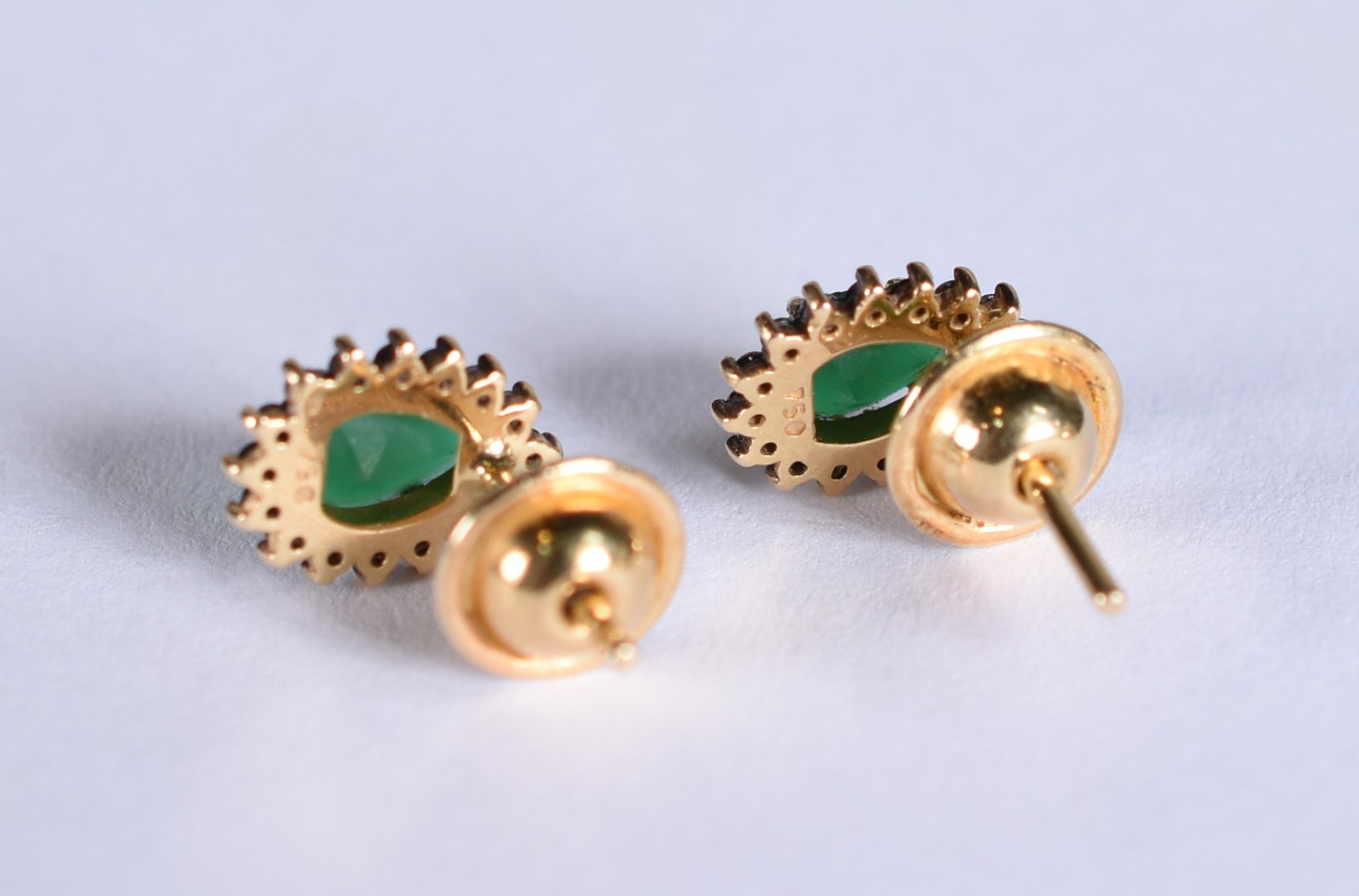Par de brincos de ouro 18 k feitio gota com brilhantes e esmeraldas... - foto 4 de 4