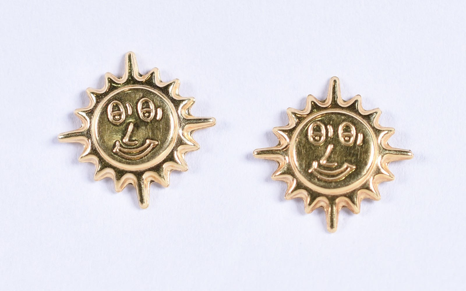Par de brincos de ouro 18k contraste 750 feitio lua (Por motivos de... - foto 1 de 3