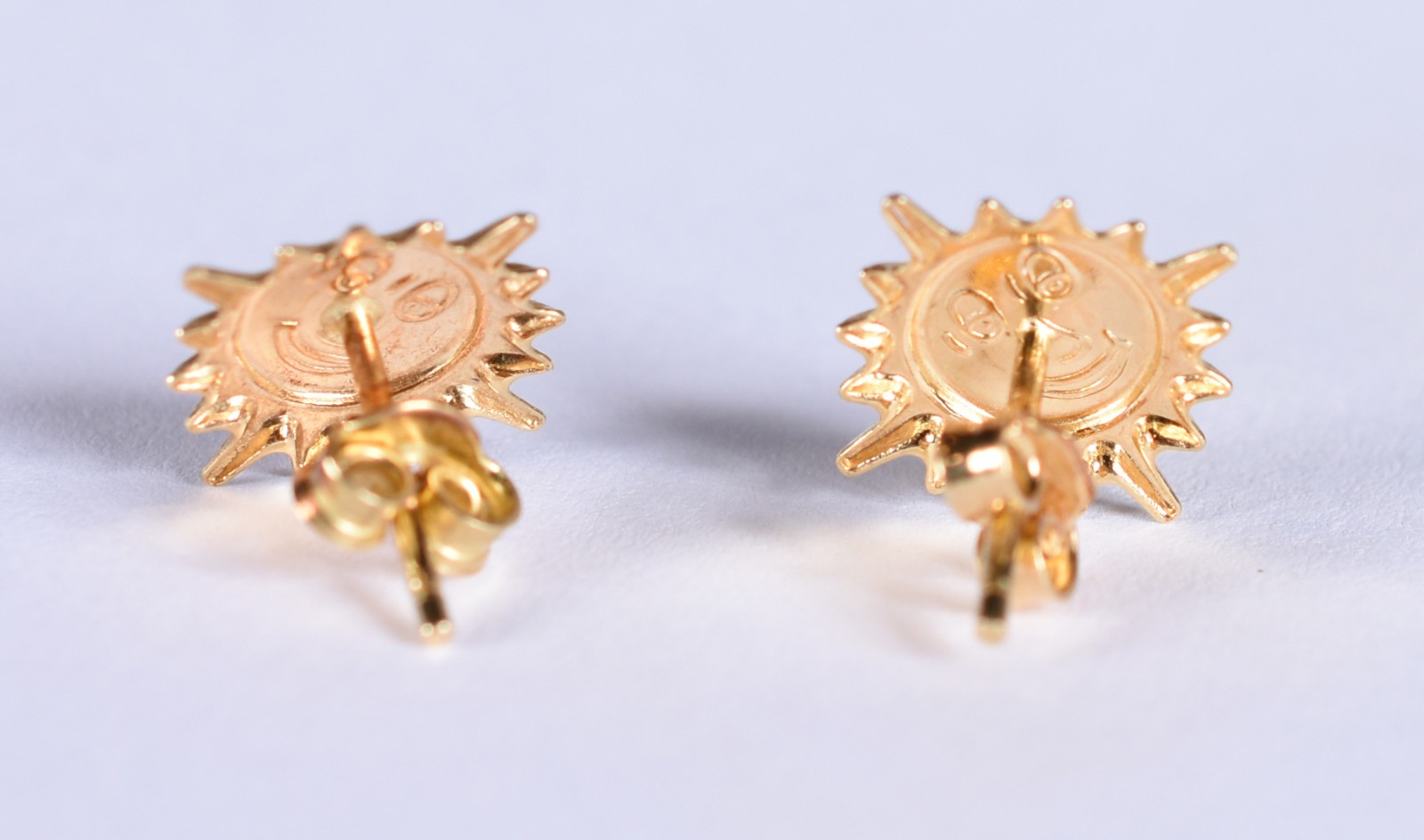 Par de brincos de ouro 18k contraste 750 feitio lua (Por motivos de... - foto 2 de 3