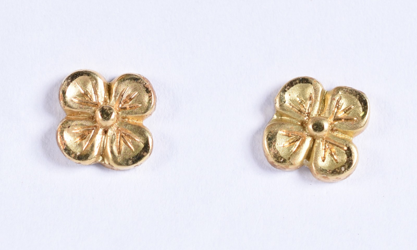 Par de brincos de ouro 18k, contraste 750 feitio flor (Por motivos de... - foto 1 de 3