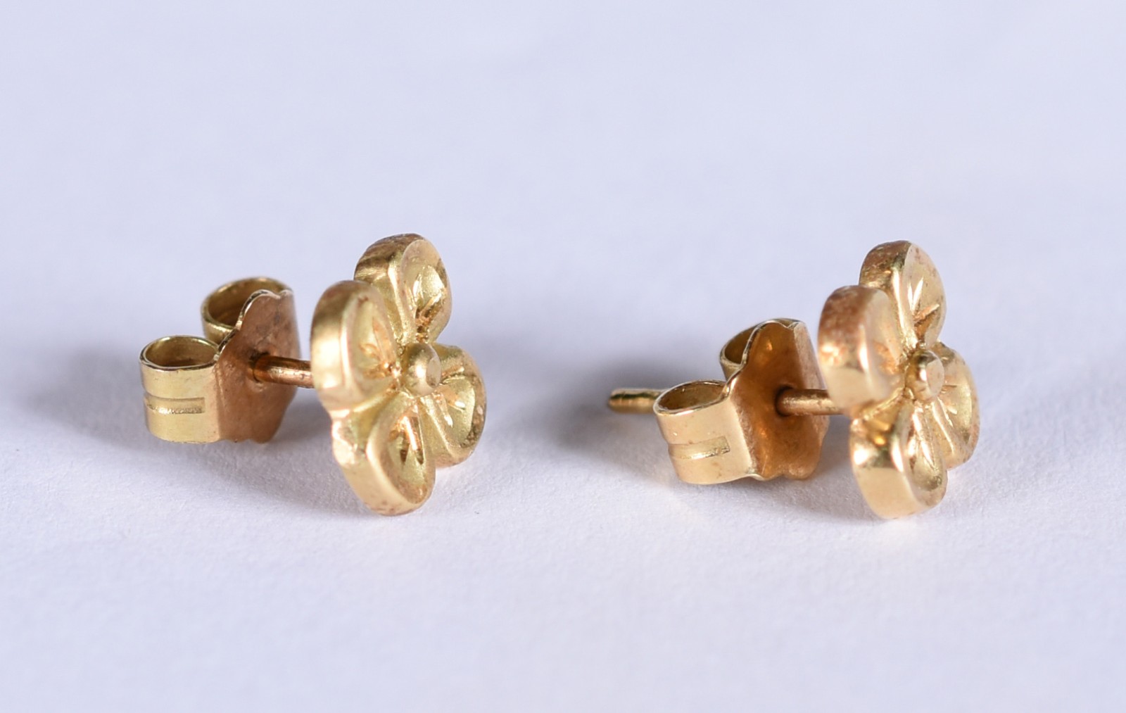 Par de brincos de ouro 18k, contraste 750 feitio flor (Por motivos de... - foto 2 de 3
