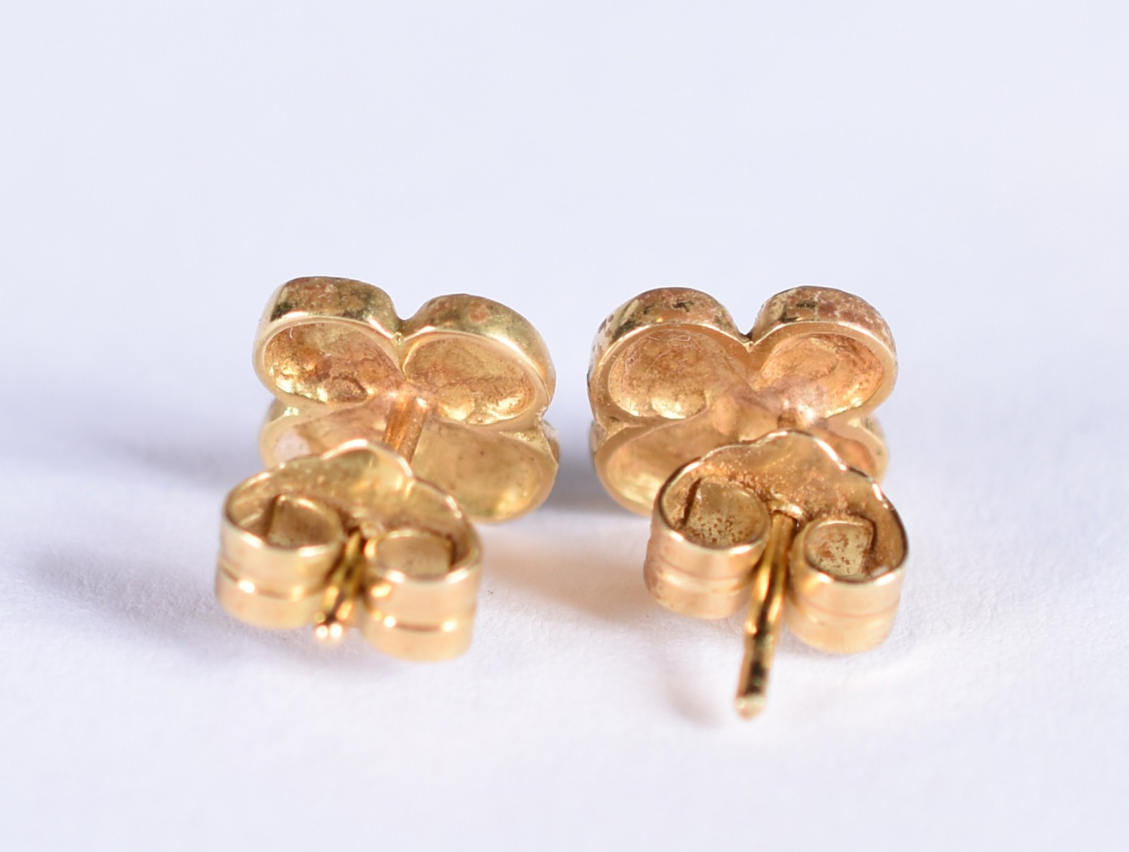 Par de brincos de ouro 18k, contraste 750 feitio flor (Por motivos de... - foto 3 de 3