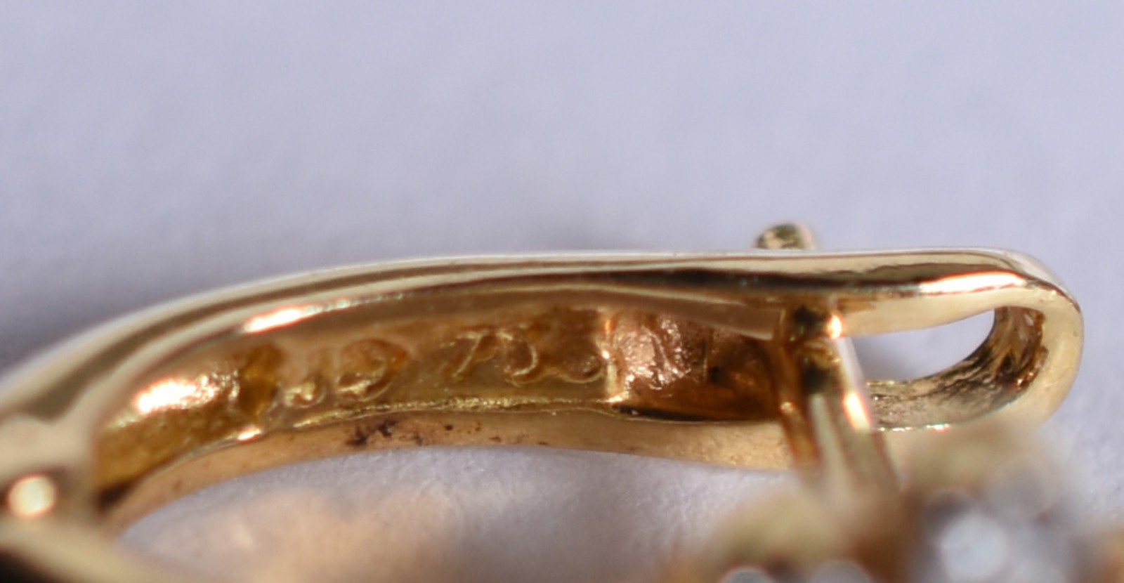 Par de brincos feitio argola de ouro 18 k e 10 brilhantes (Por... - foto 4 de 5