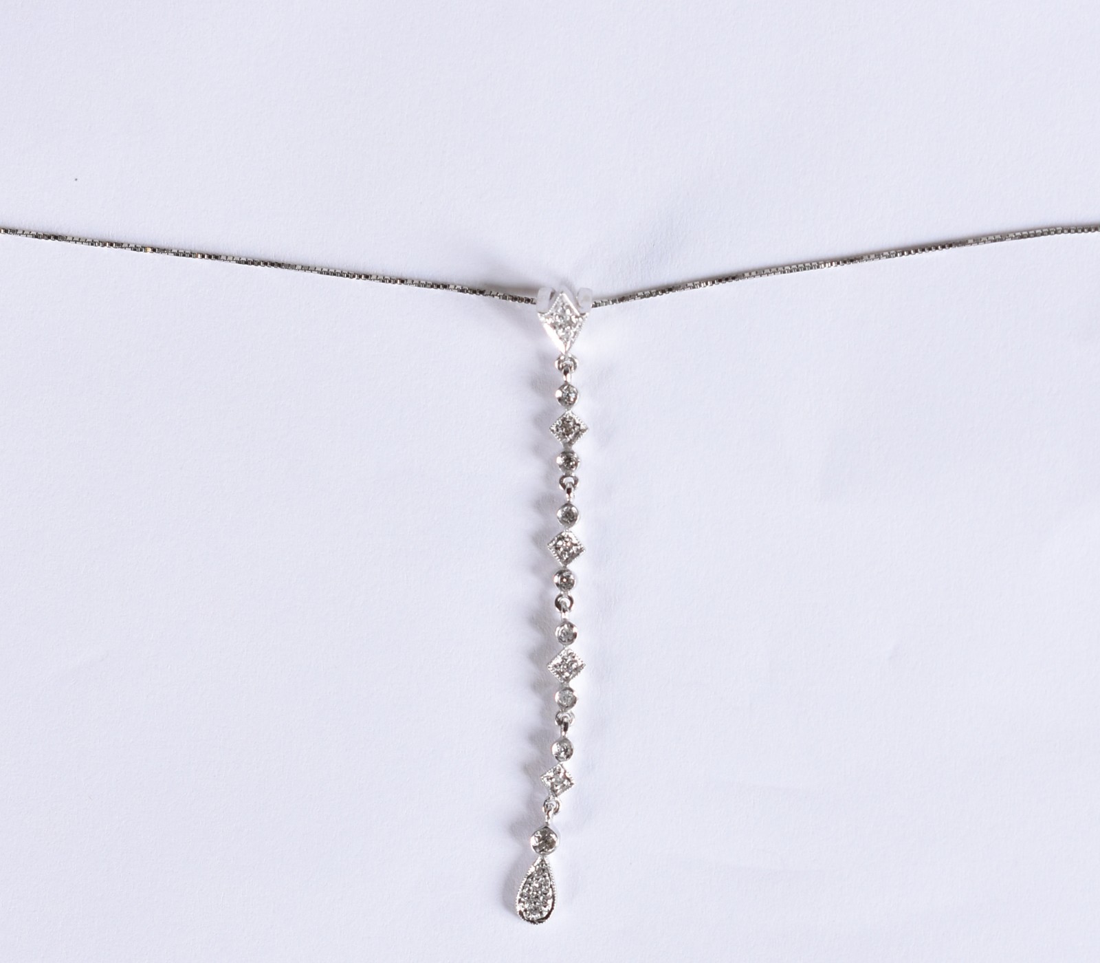 Colar de ouro branco com pingente cravejado de brilhantes (Por... - foto 1 de 5