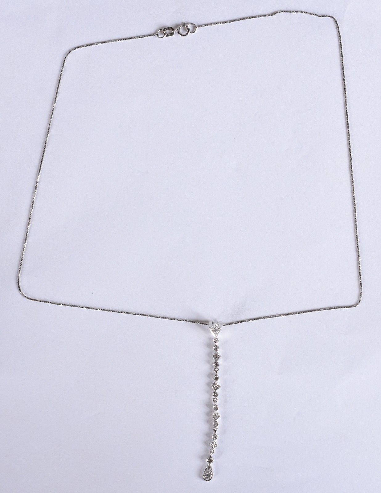 Colar de ouro branco com pingente cravejado de brilhantes (Por... - foto 2 de 5