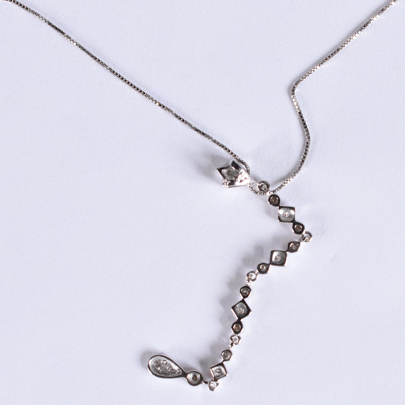Colar de ouro branco com pingente cravejado de brilhantes (Por... - foto 3 de 5