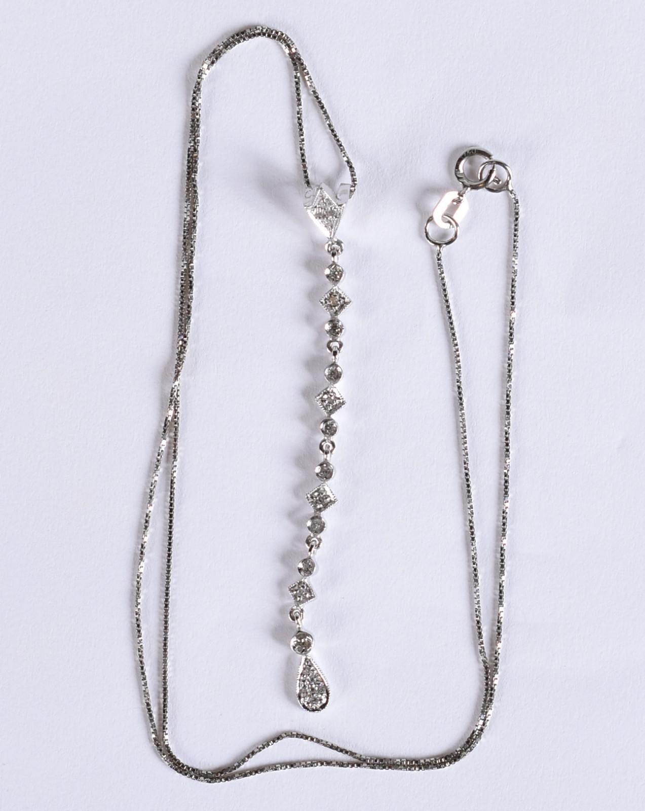 Colar de ouro branco com pingente cravejado de brilhantes (Por... - foto 4 de 5
