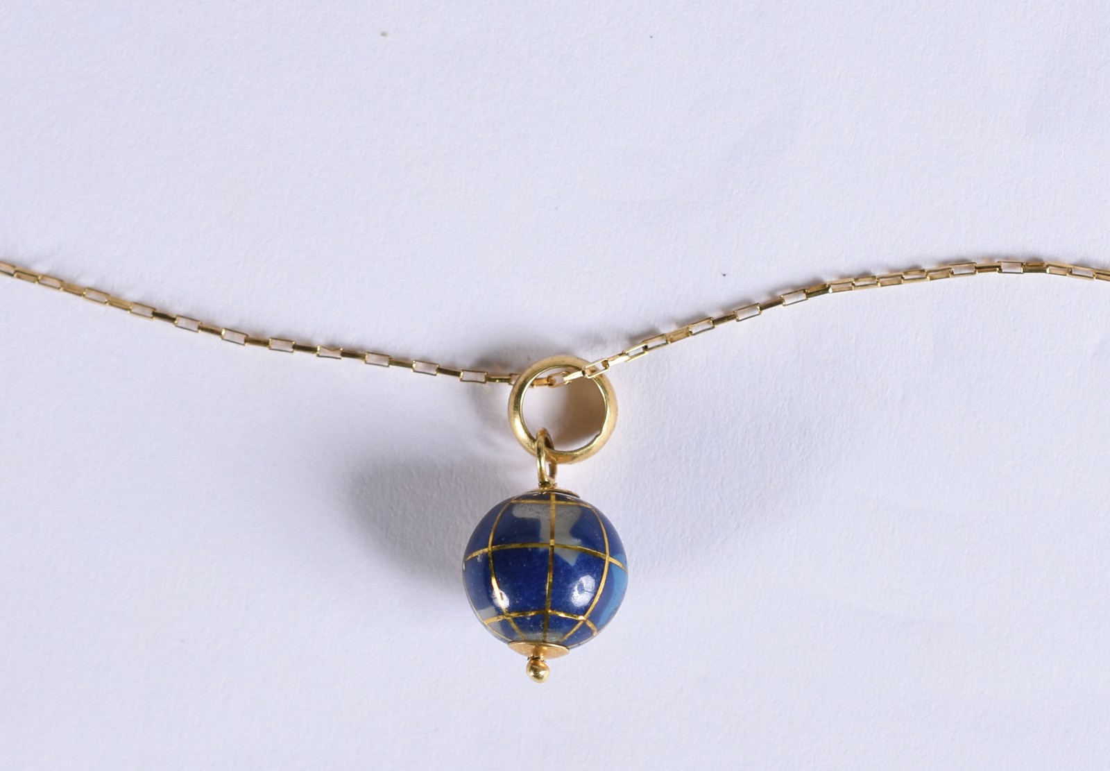 Colar de ouro 18k, contraste 750 com pingente feitio "globo" (Por... - foto 1 de 5