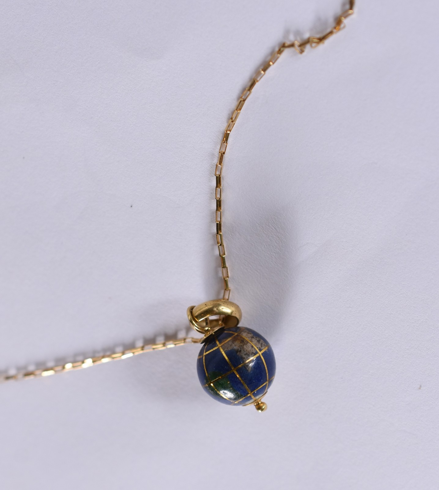 Colar de ouro 18k, contraste 750 com pingente feitio "globo" (Por... - foto 3 de 5