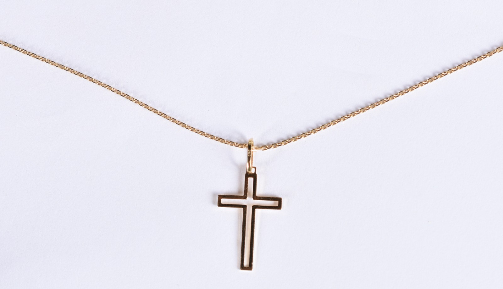 Colar de ouro 18 k com cruz vazada (Por motivos de segurança a peça... - foto 1 de 5