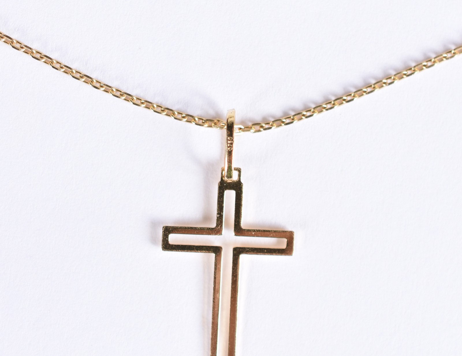 Colar de ouro 18 k com cruz vazada (Por motivos de segurança a peça... - foto 2 de 5
