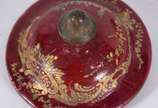 Ânfora em porcelana francesa de Sèvres, fundo n... - Ânfora em porcelana francesa de Sèvres, fundo na cor vinho com cena romântica em policromia, realces dourados, assinada, restauro na tampa e no ...