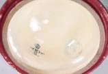 Ânfora em porcelana francesa de Sèvres, fundo n... - Ânfora em porcelana francesa de Sèvres, fundo na cor vinho com cena romântica em policromia, realces dourados, assinada, restauro na tampa e no ...