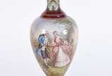 Ânfora em porcelana francesa de Sèvres, fundo n... - Ânfora em porcelana francesa de Sèvres, fundo na cor vinho com cena romântica em policromia, realces dourados, assinada, restauro na tampa e no ...