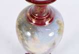 Ânfora em porcelana francesa de Sèvres, fundo n... - Ânfora em porcelana francesa de Sèvres, fundo na cor vinho com cena romântica em policromia, realces dourados, assinada, restauro na tampa e no ...