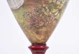 Ânfora em porcelana francesa de Sèvres, fundo n... - Ânfora em porcelana francesa de Sèvres, fundo na cor vinho com cena romântica em policromia, realces dourados, assinada, restauro na tampa e no ...