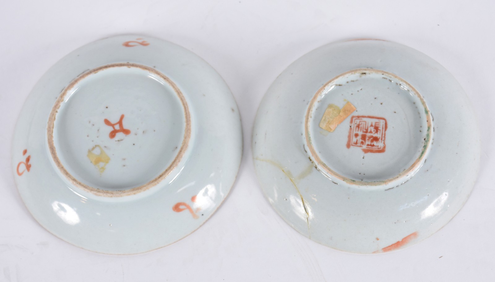 Par de antigos pratos de porcelana chinesa policromada, um deles... - foto 4 de 6