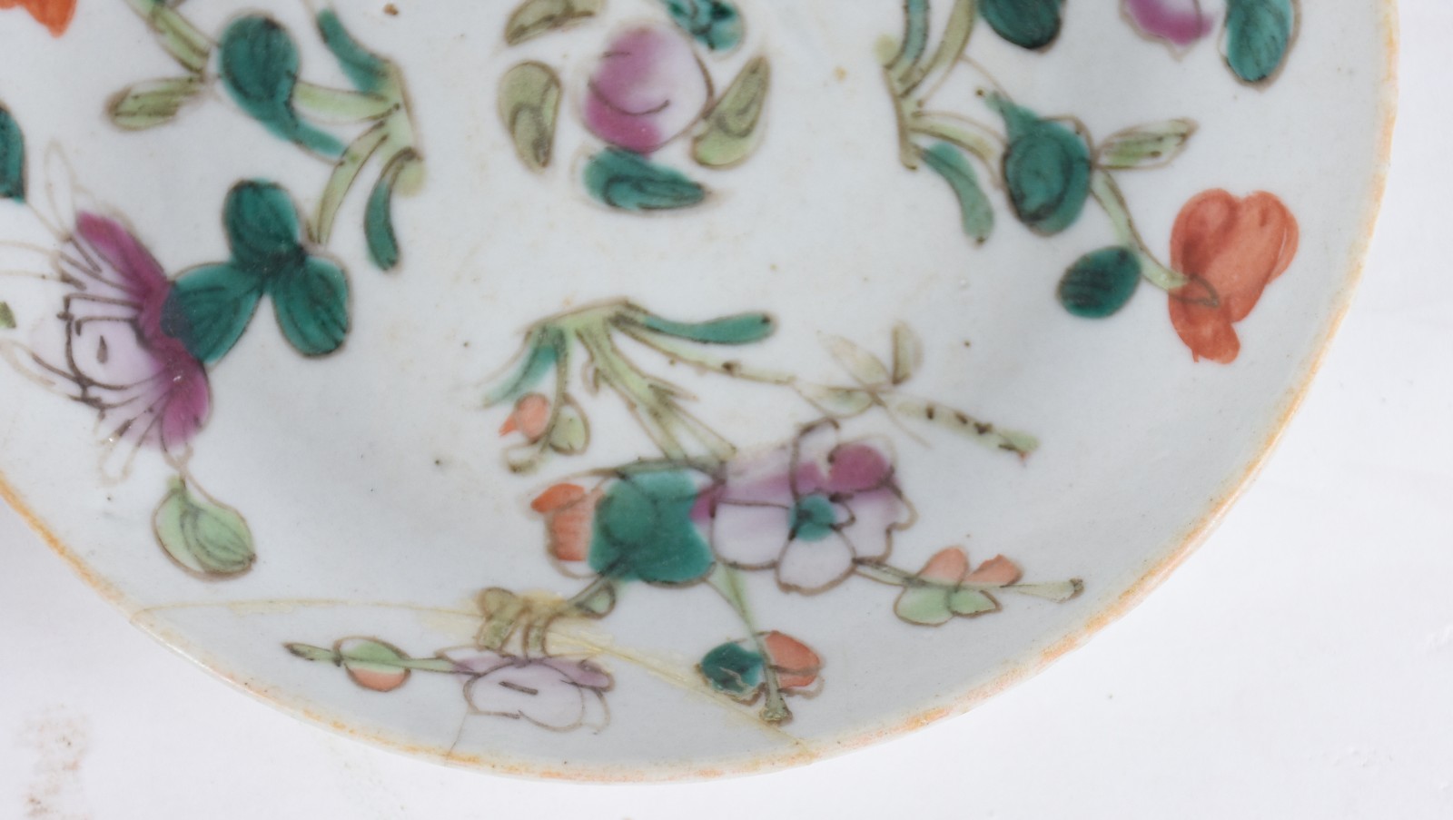 Par de antigos pratos de porcelana chinesa policromada, um deles... - foto 3 de 6
