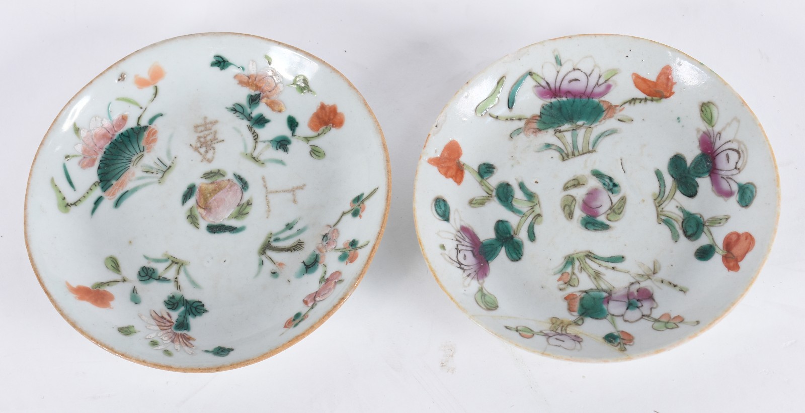 Par de antigos pratos de porcelana chinesa policromada, um deles... - foto 1 de 6