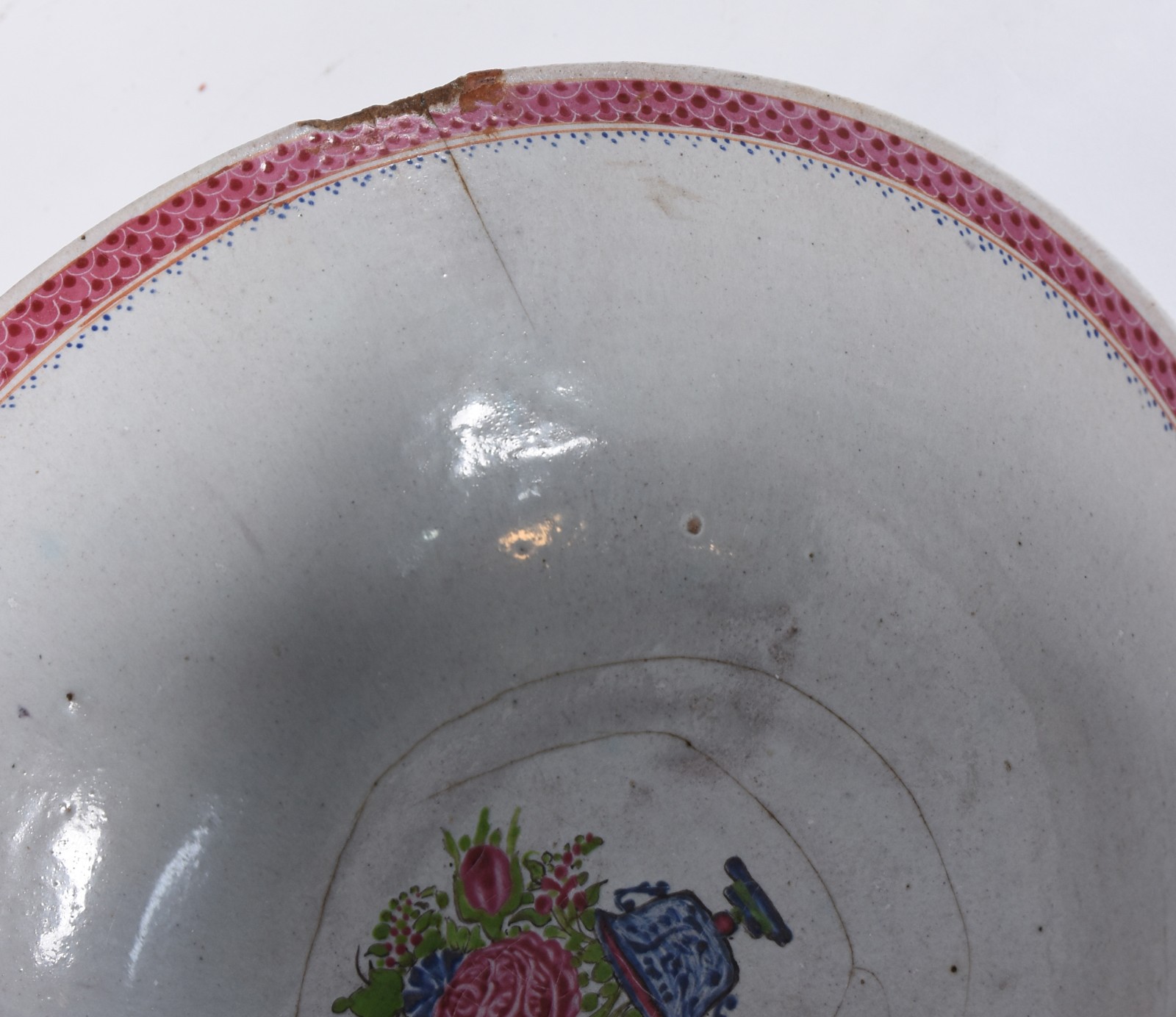 Antiga tigela de porcelana chinesa com rica policromia, borda lascada... - foto 4 de 4