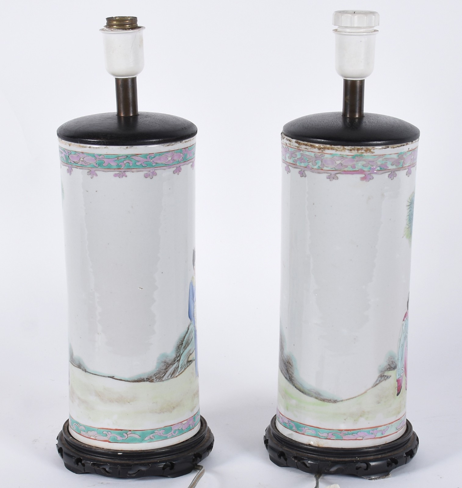 Par de antigos vasos de porcelana chinesa decorados com figuras em... - foto 3 de 5