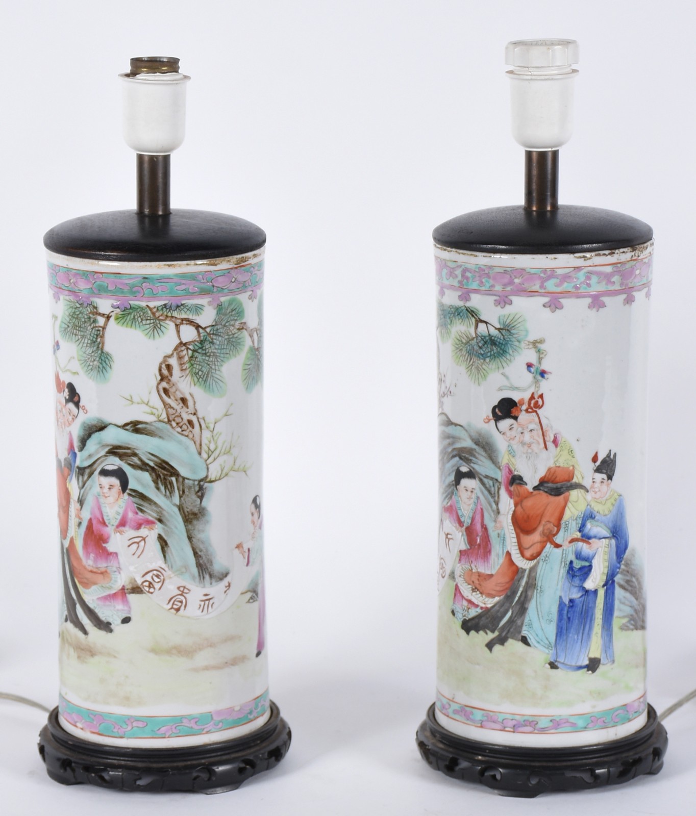 Par de antigos vasos de porcelana chinesa decorados com figuras em... - foto 1 de 5