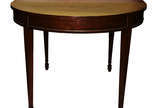 Mesa redonda de madeira , com tabua extensora  ... - Mesa redonda de madeira , com tabua extensora  de 21 cm  (tampo no estado, folheado soltando)