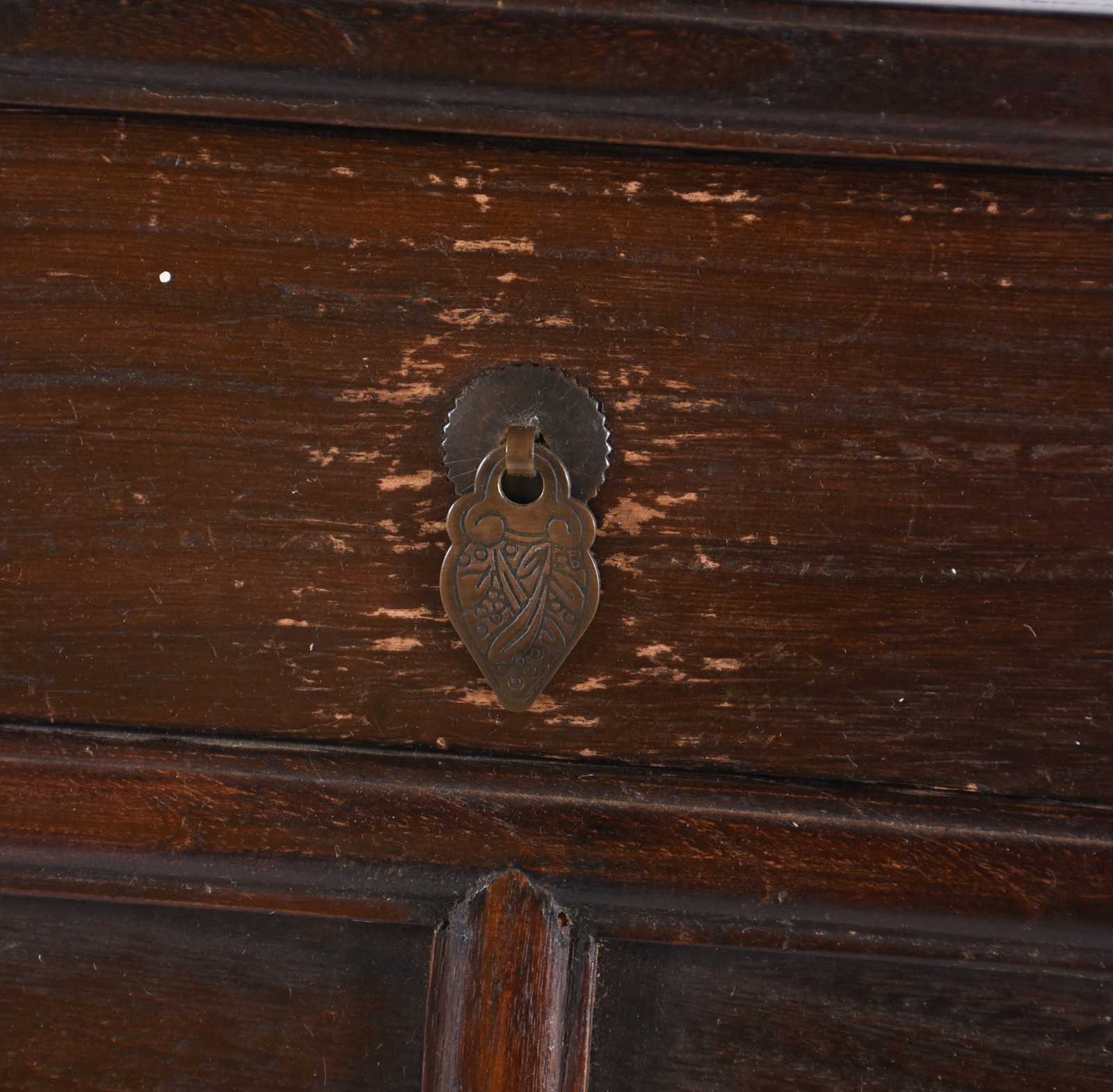 Antigo cofre de templo chinês de madeira, detalhes em metal, selo... - foto 5 de 7