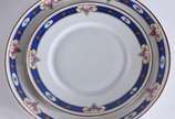 Serviço de jantar de porcelana alemã OHME decor... - Serviço de jantar de porcelana alemã OHME decorada na borda com friso azul cobalto, buques de rosas e pequenos ovais floridos, friso ouro compos...
