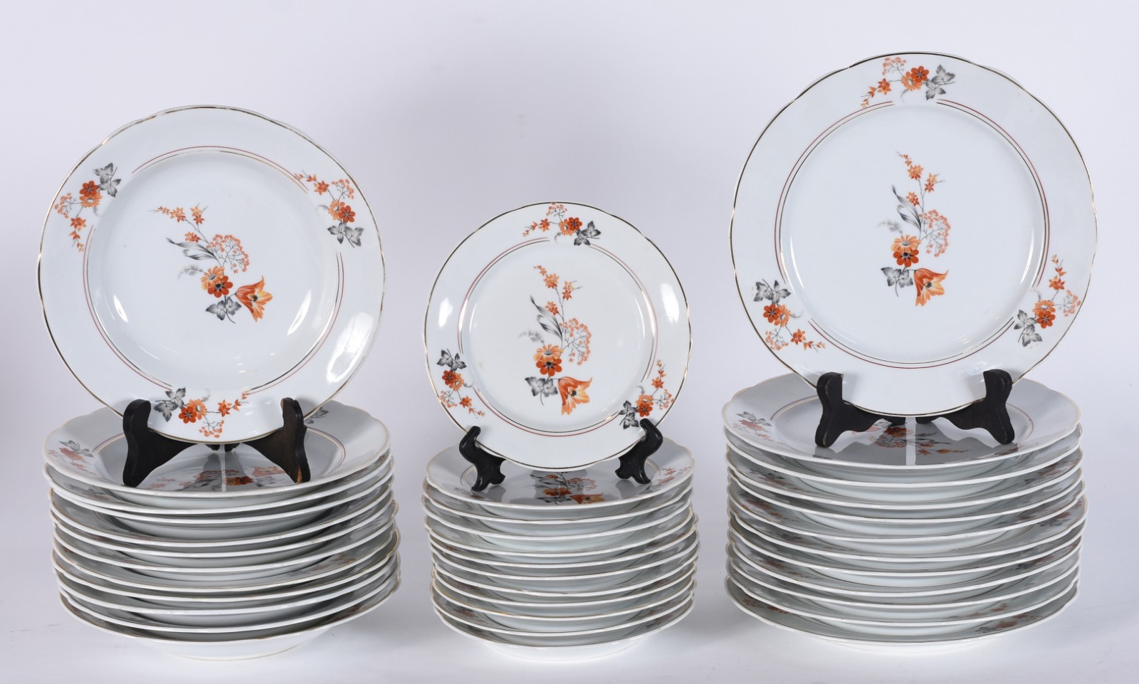 Serviço de jantar de porcelana Real, decorado com flores e ramos... - foto 2 de 6